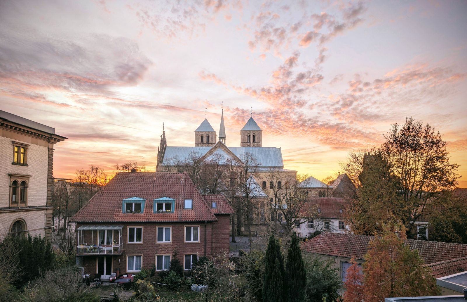 Klinkerhaus in Münster vor dem Dom im Abendlicht